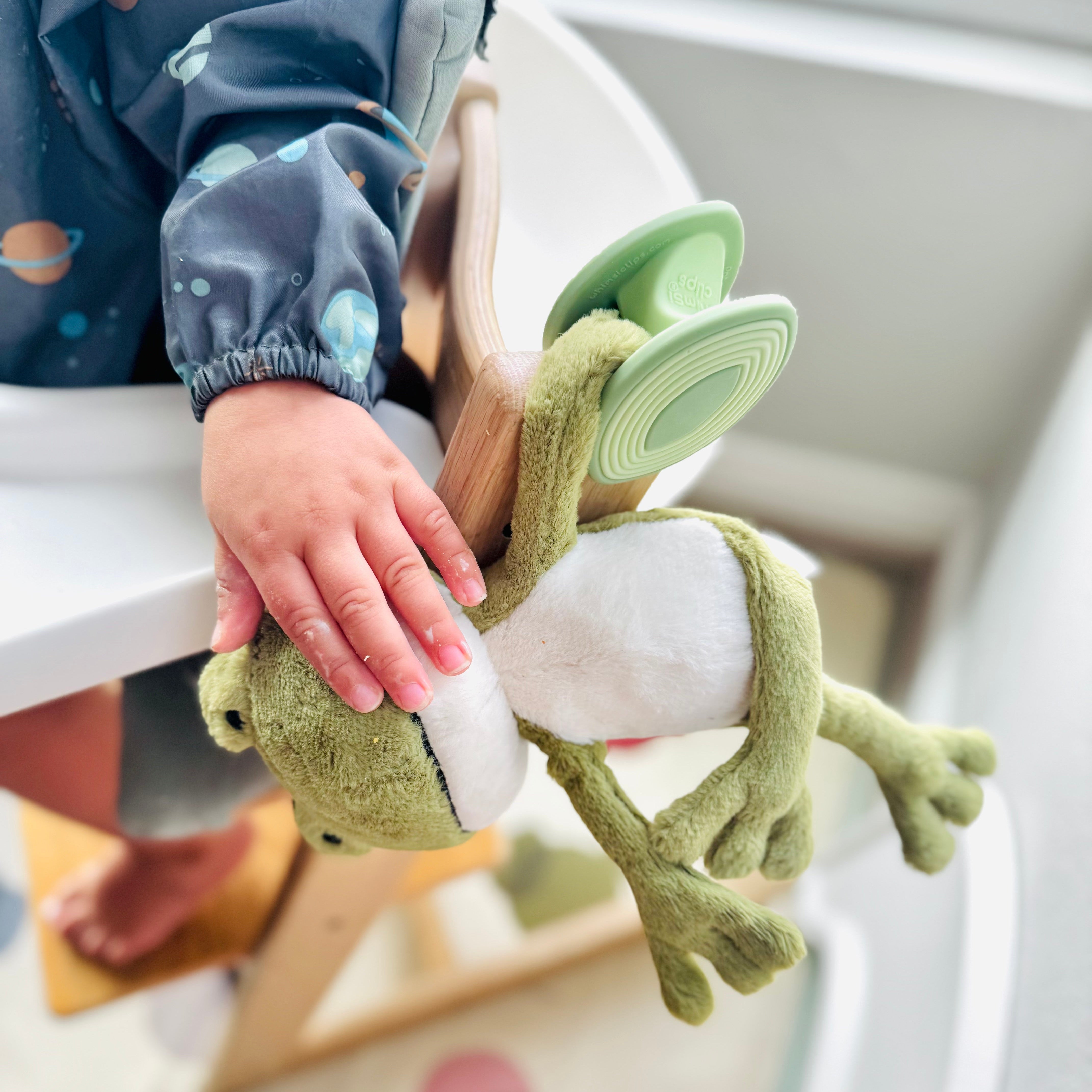 Wind whimSi clip – soft, flexible silicone design, safe clip for blankets, toys, high-chair and stroller use.