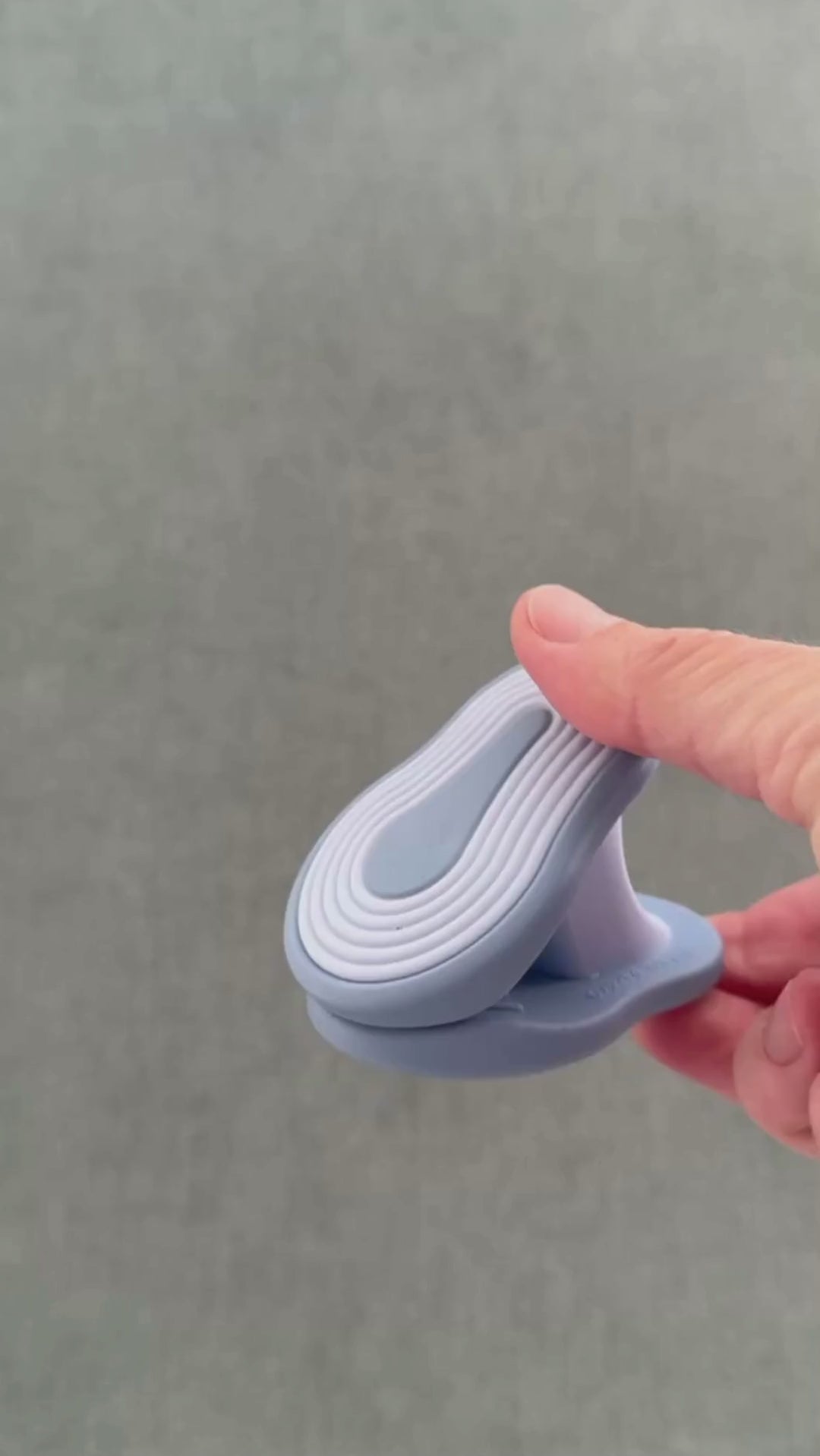 water in motion, opening and closing silicone clip